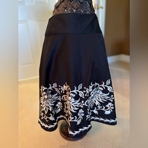 Embroidered White House black market skirt with tag